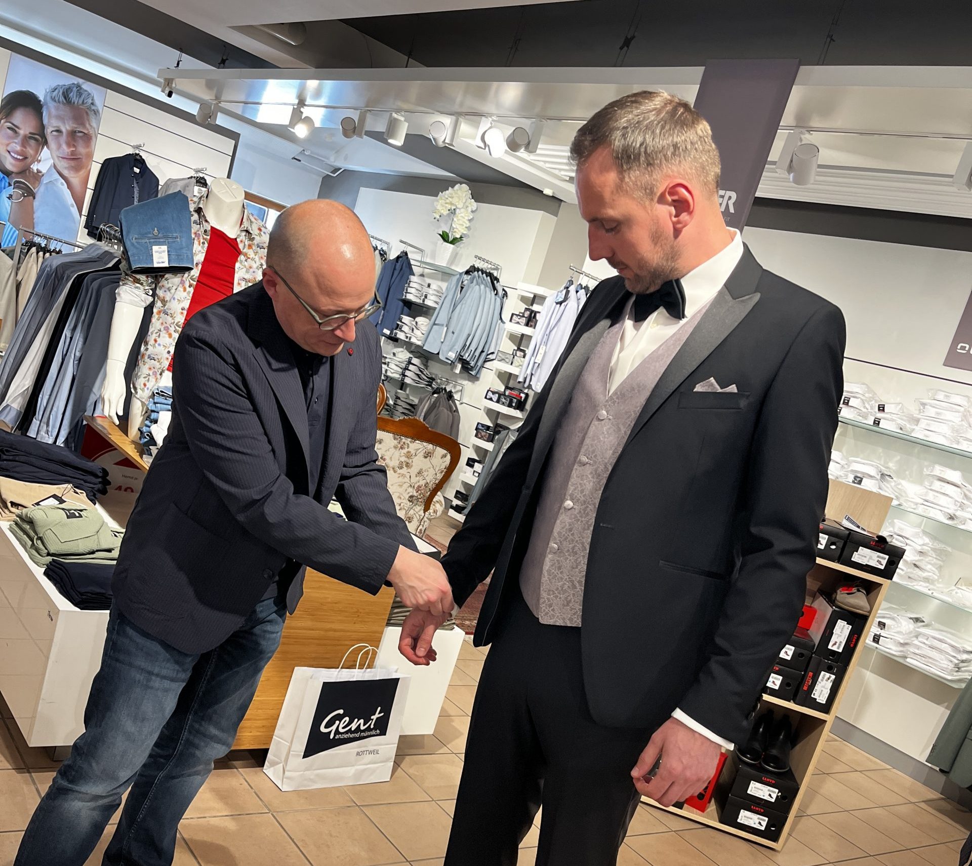 Tobias Rützel bei der finalen Anprobe eines Hochzeitsanzugs